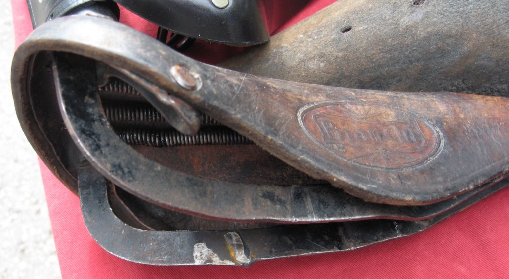 bianchialloyrailsaddleunderside.jpg