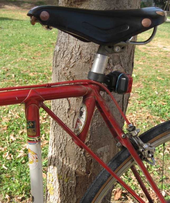 flyinggateseattubedetail.jpg